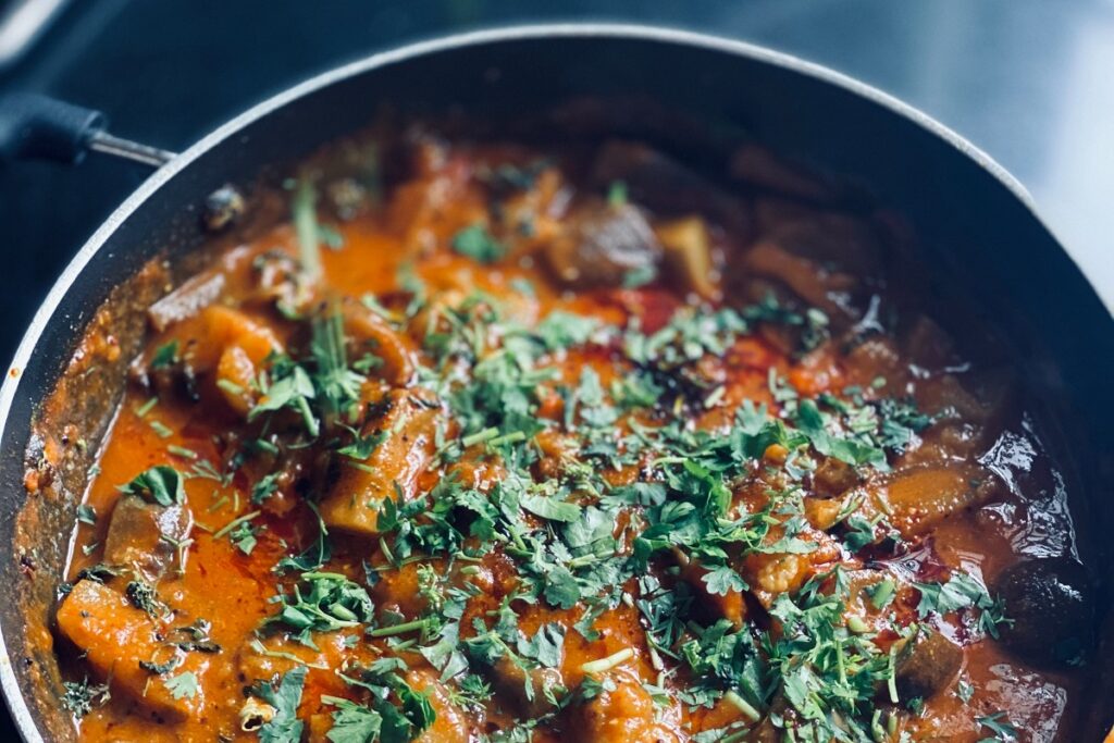 Indisches Curry kann ganz unterschiedliche Farben annehmen - es kommt dabei immer auf die Gewürzmischung an.